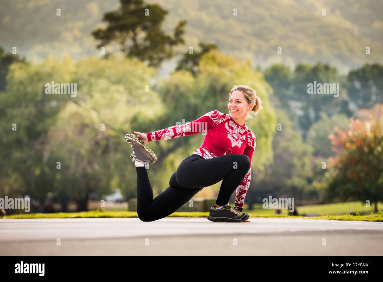 Caucasian runner stretching in park Banque D'Images