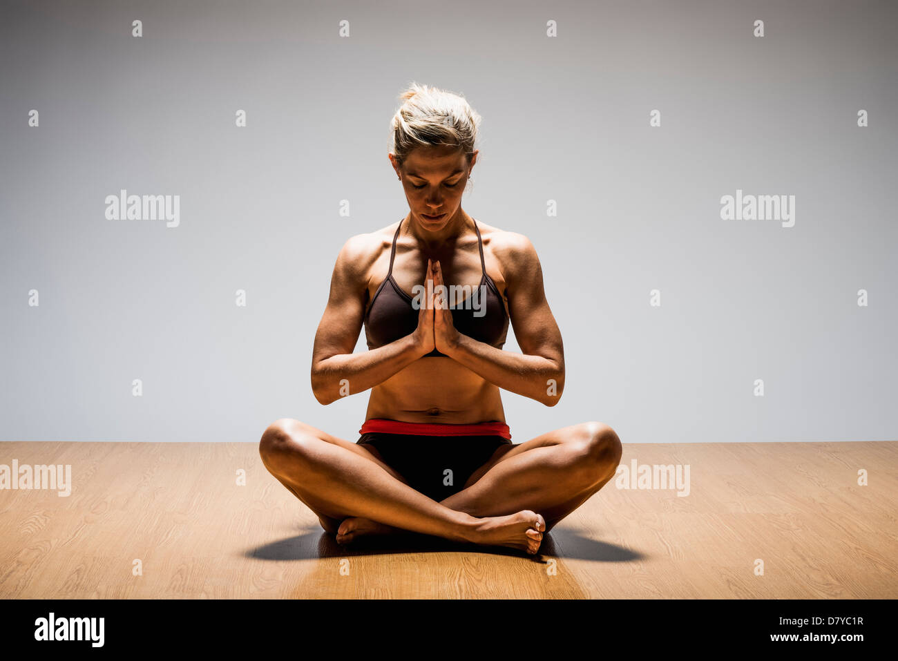 Caucasian woman in yoga studio Banque D'Images