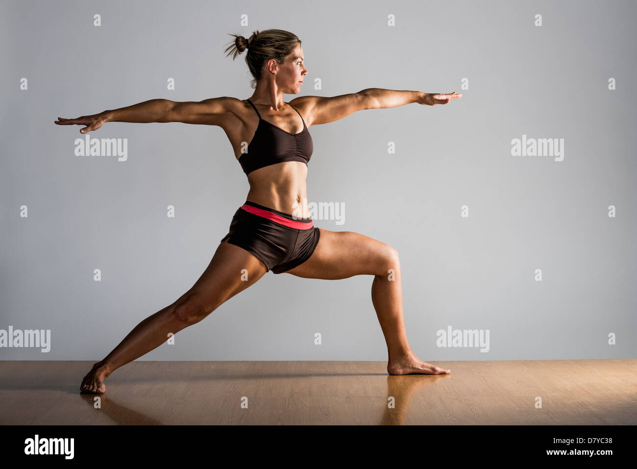 Caucasian woman practicing yoga in studio Banque D'Images