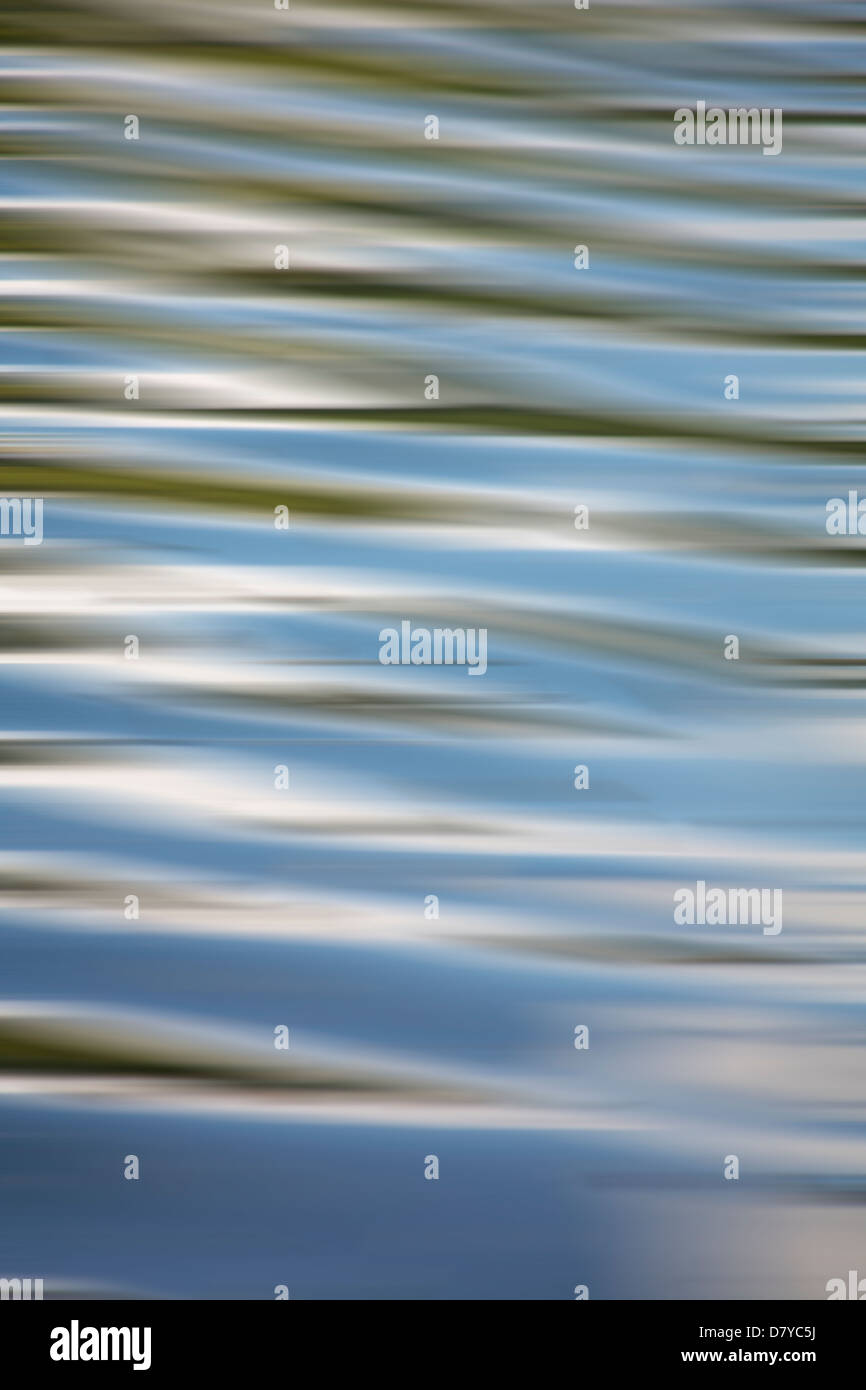 Motifs abstraits de l'eau en mouvement floue avec sky reflétée Banque D'Images