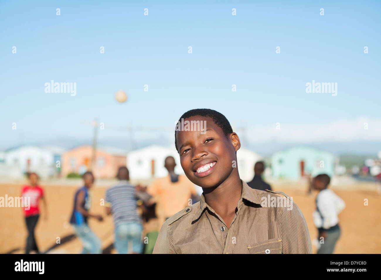 Boy smiling in dirt field Banque D'Images