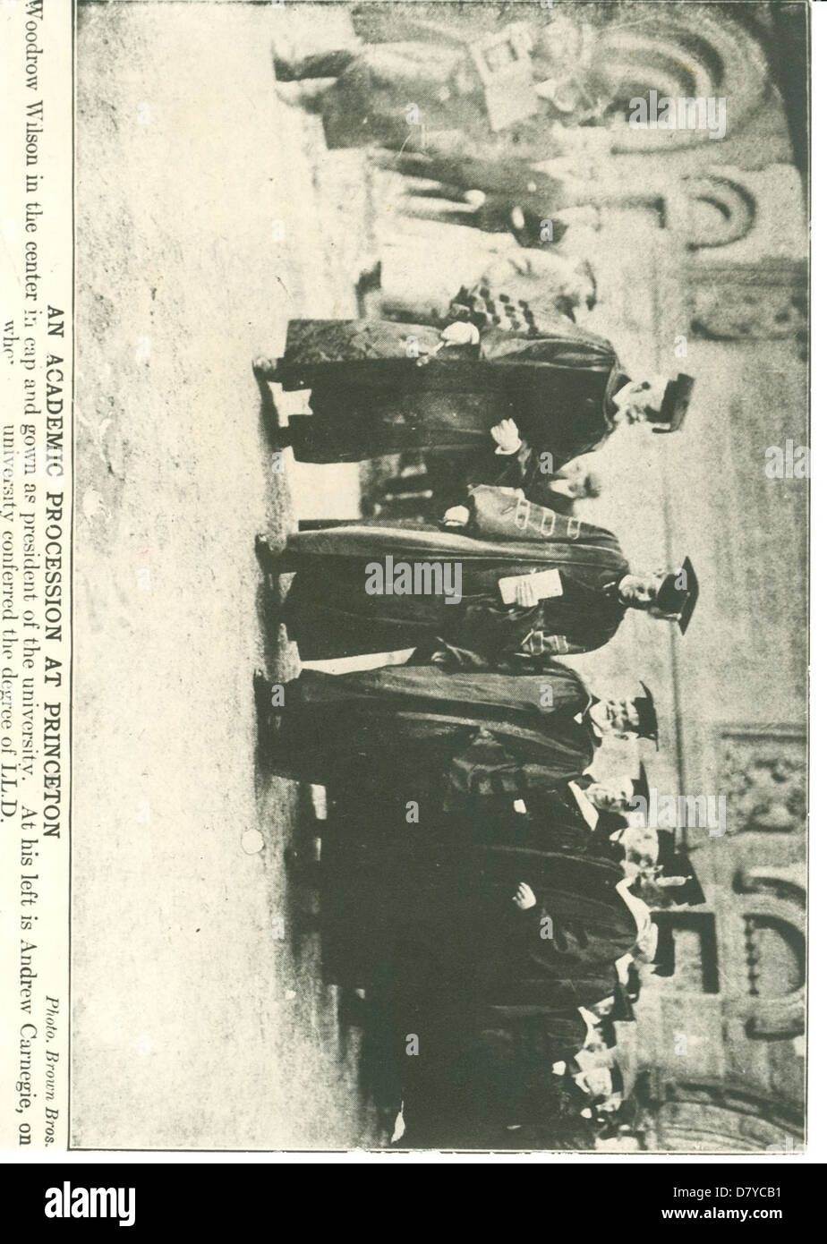 Photographie d'une procession académique à l'Université de Princeton, mettant en vedette des professeurs et des étudiants dans des regalia académiques traditionnelles. La procession met en lumière les traditions académiques et les pratiques cérémonielles de l'une des plus anciennes universités des États-Unis. Banque D'Images