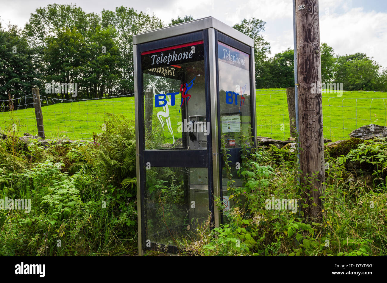Cabine téléphonique publique à la campagne dans la région du Lake District, Cumbria, Angleterre. Banque D'Images