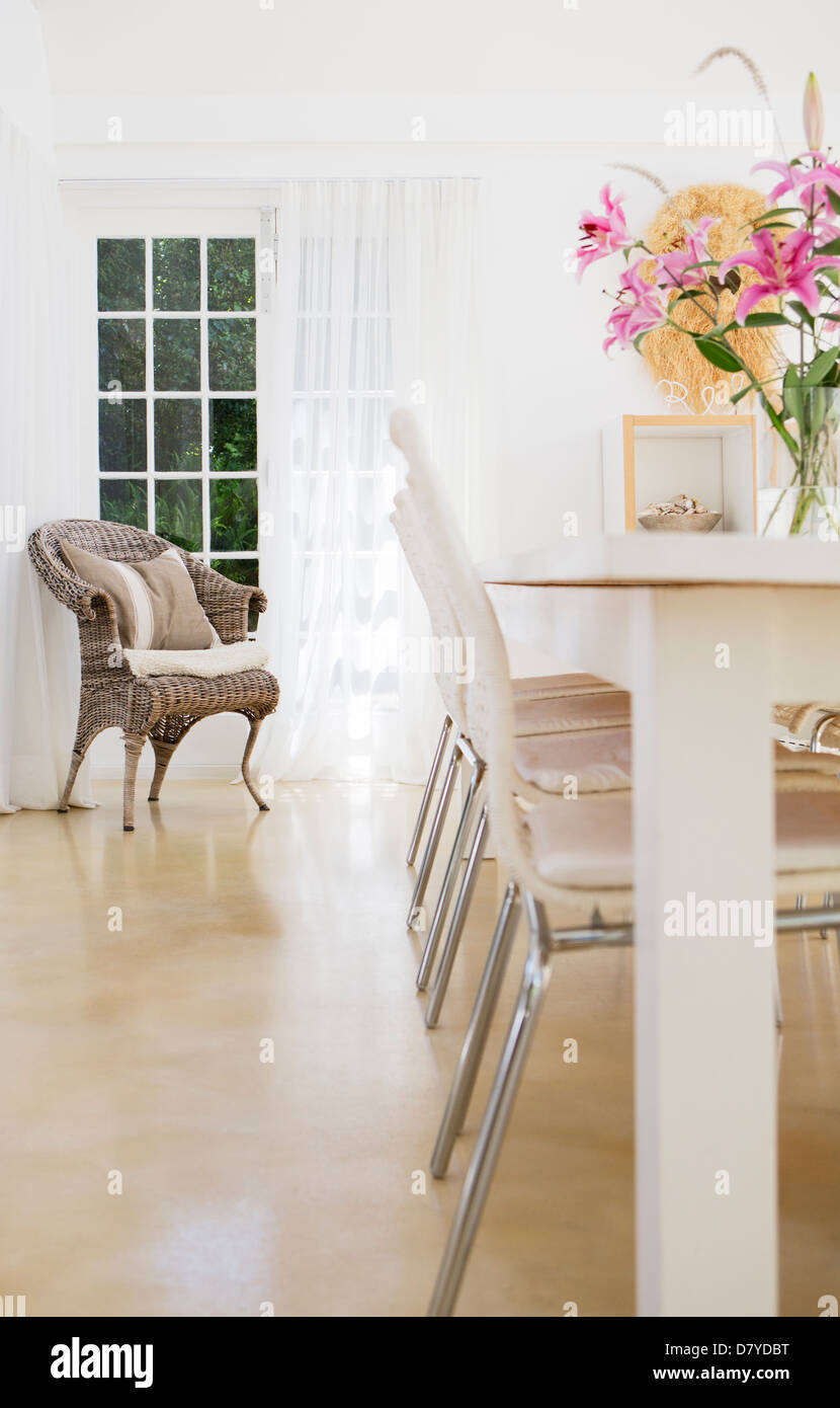 Des chaises à la table dans la salle à manger Banque D'Images