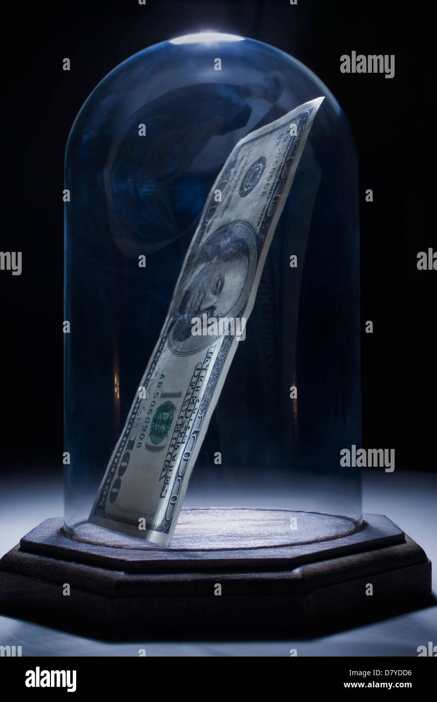 Dollar bill in bell jar Banque D'Images