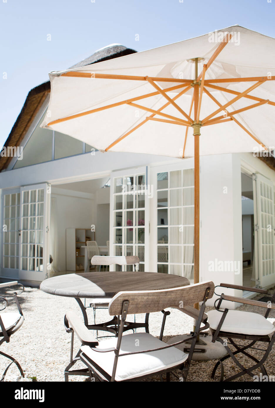 Parasol au-dessus de table en cour Banque D'Images