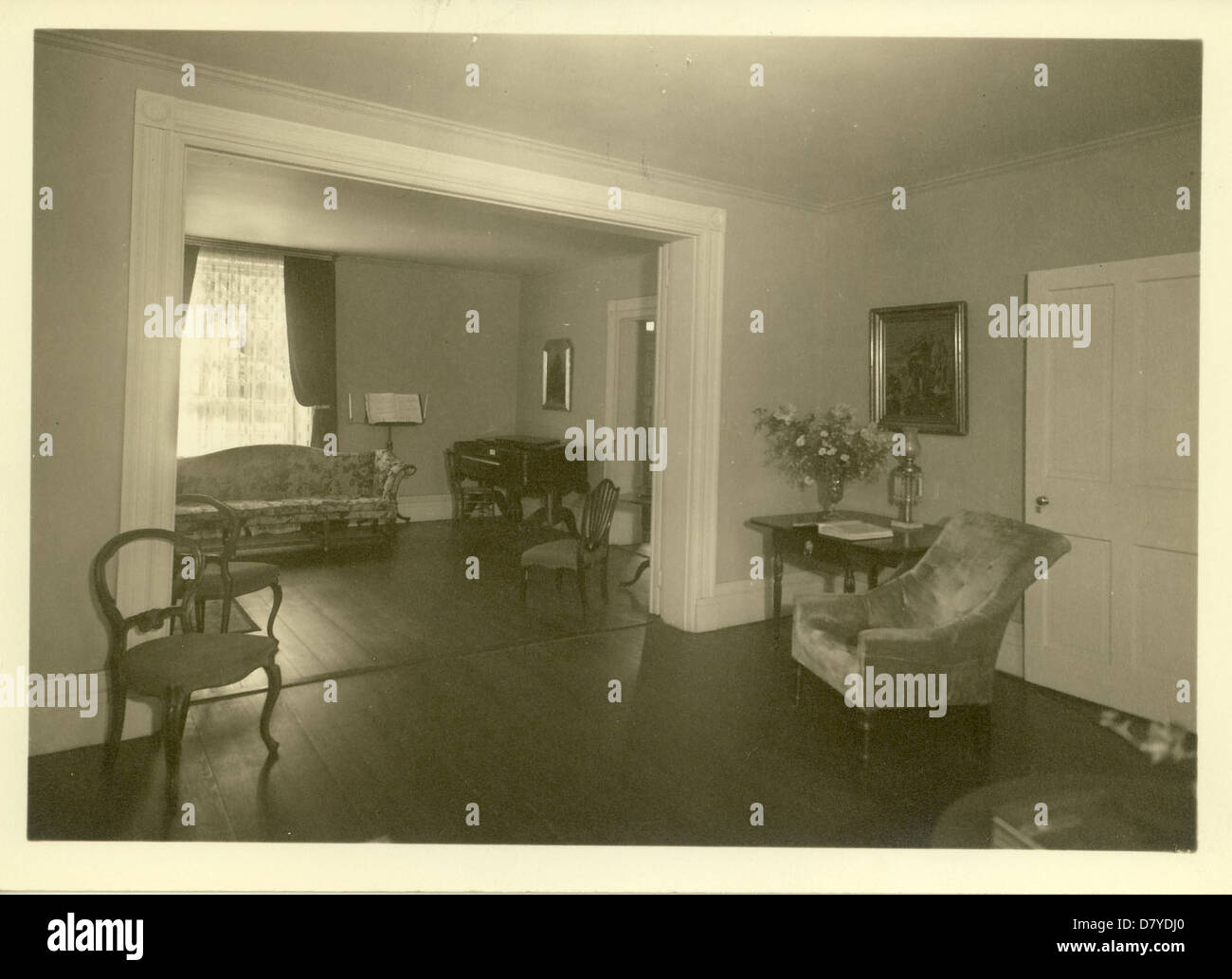 Une image des salons avant et arrière dans un manse, montrant des éléments de design intérieur typiques de l'époque. La photo capture à la fois le style architectural et l'importance culturelle de la maison. Banque D'Images