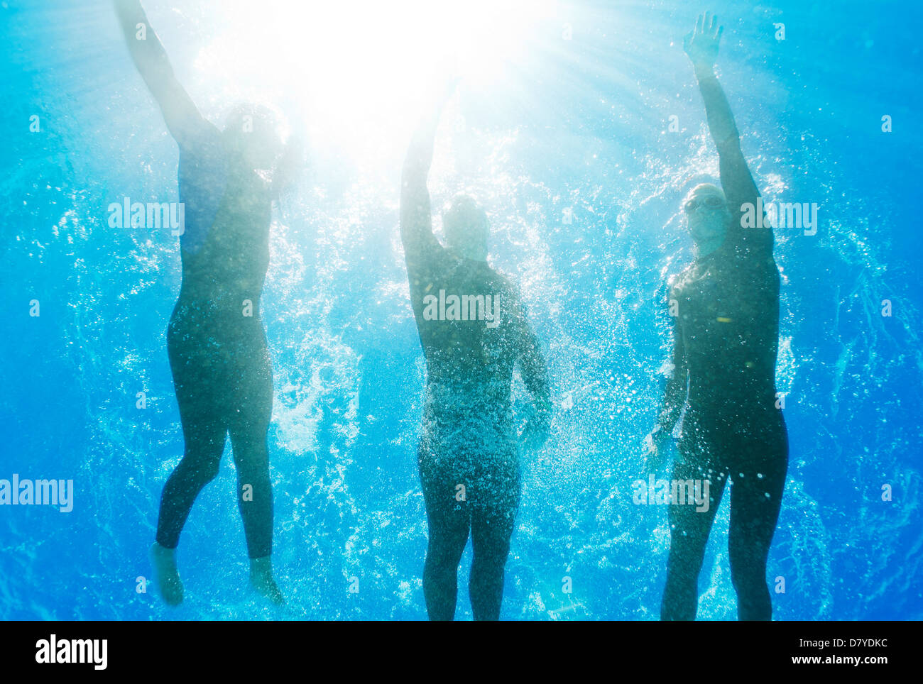 Les athlètes nager sous l'eau Banque D'Images