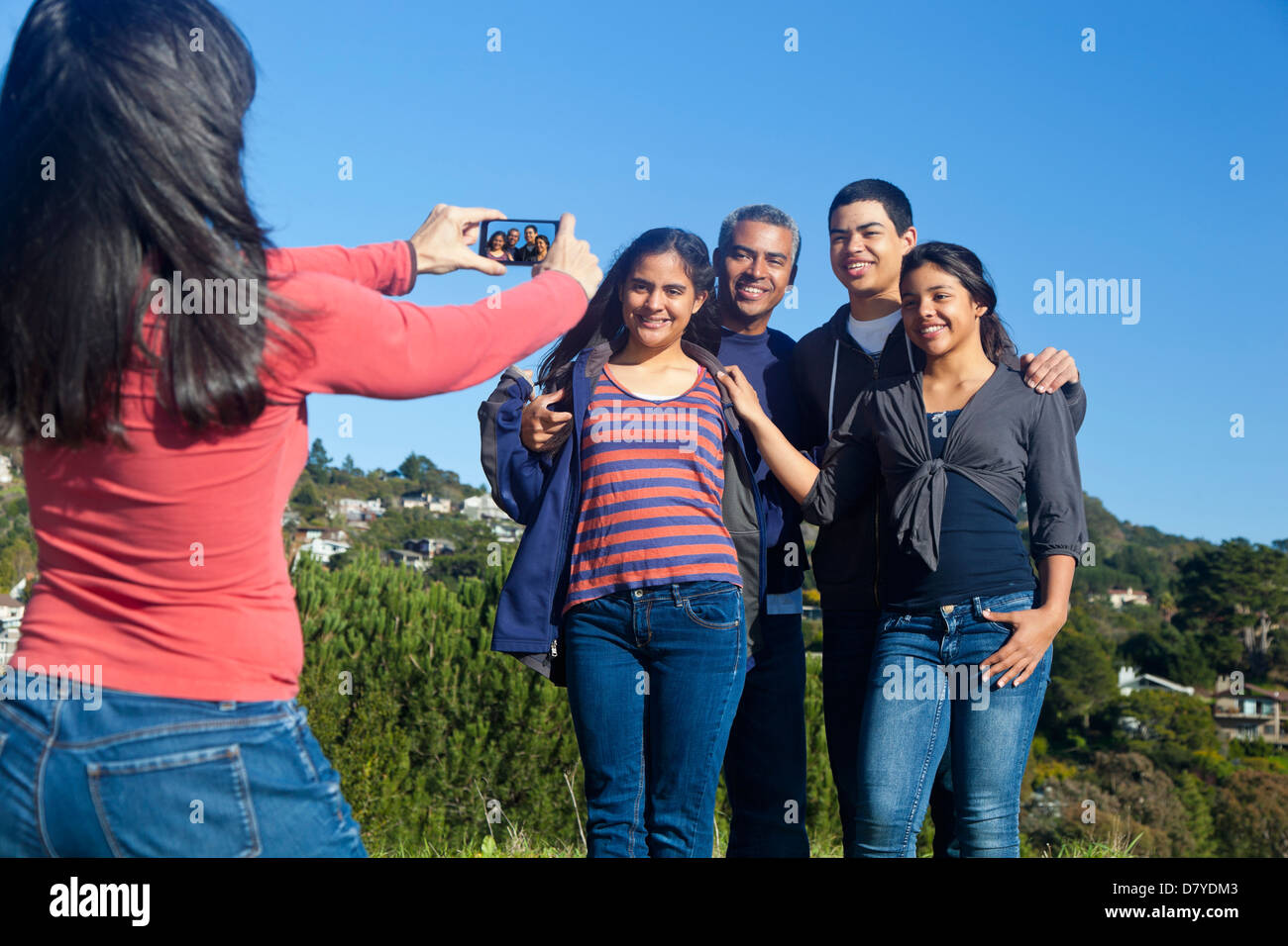 Hispanic family taking photo in park Banque D'Images