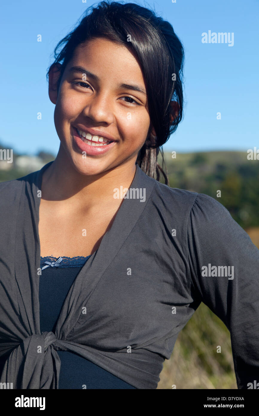 Hispanic woman smiling outdoors Banque D'Images