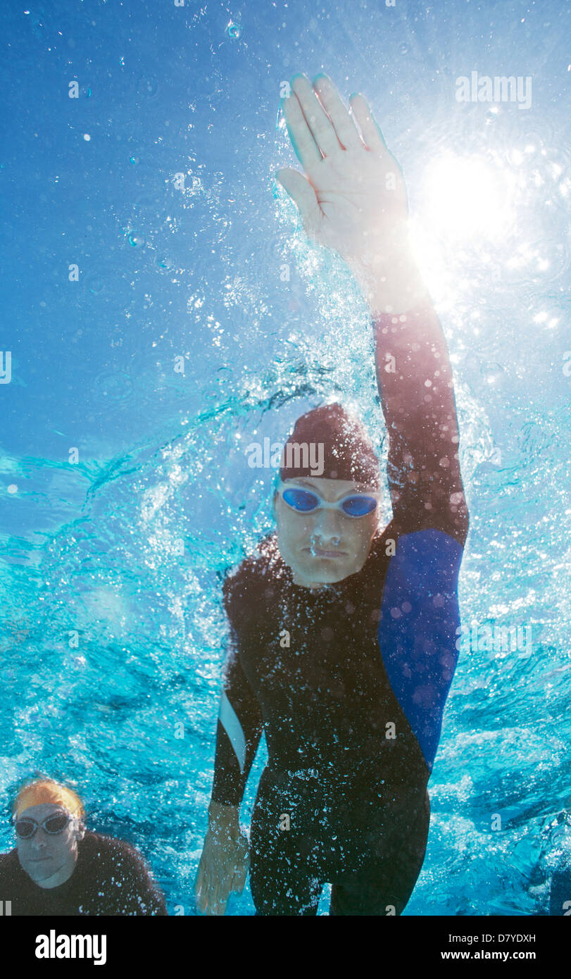 La triathlonienne en combinaison underwater Banque D'Images
