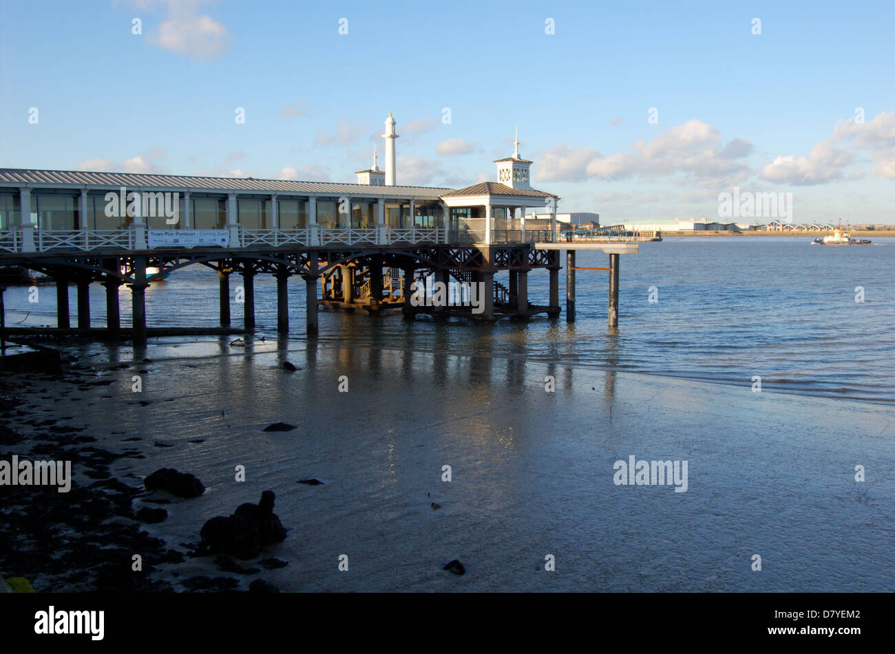 Jetée à Gravesend dans le Kent, Angleterre Banque D'Images