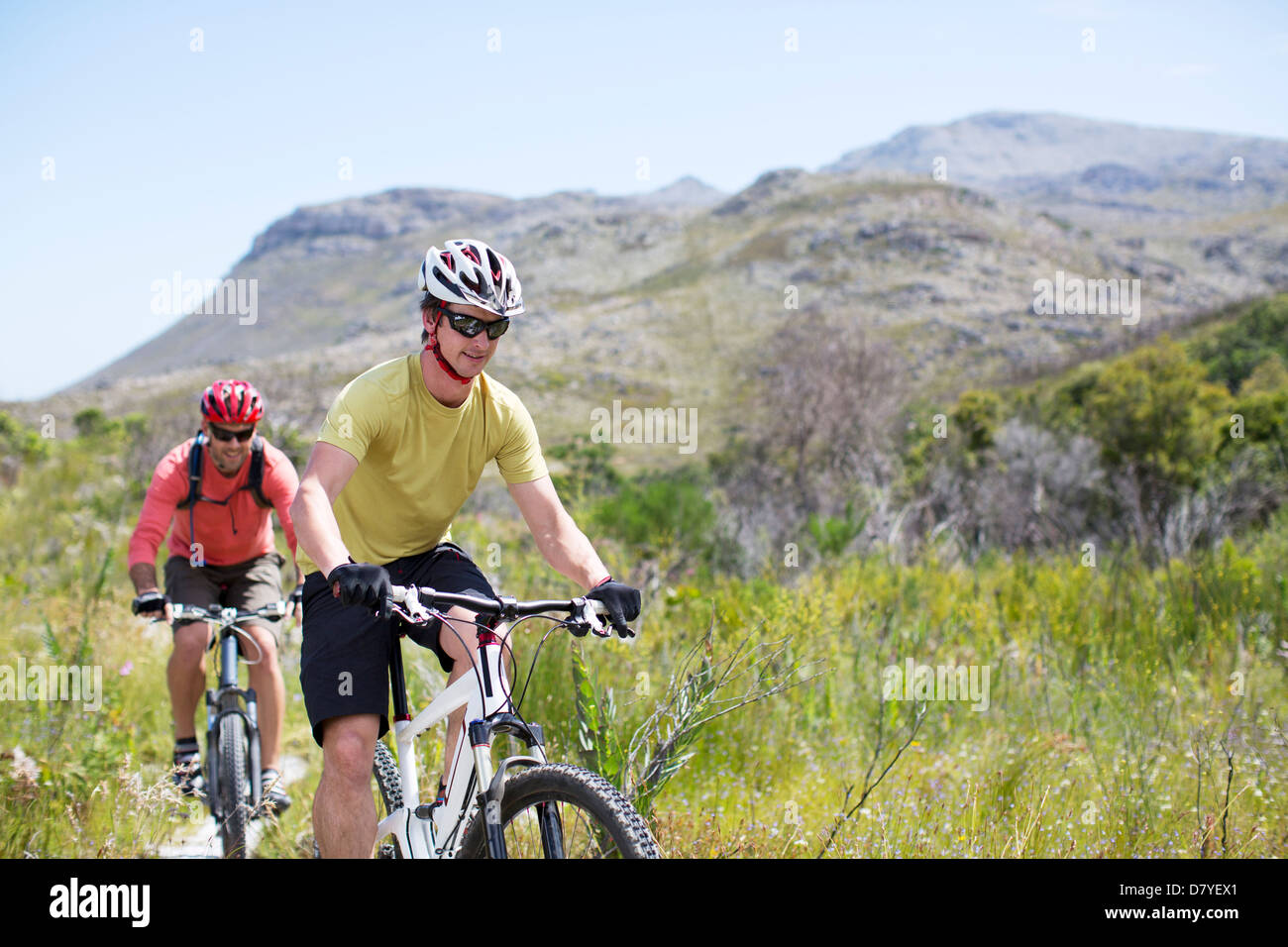 Mountain Bikers on dirt path Banque D'Images