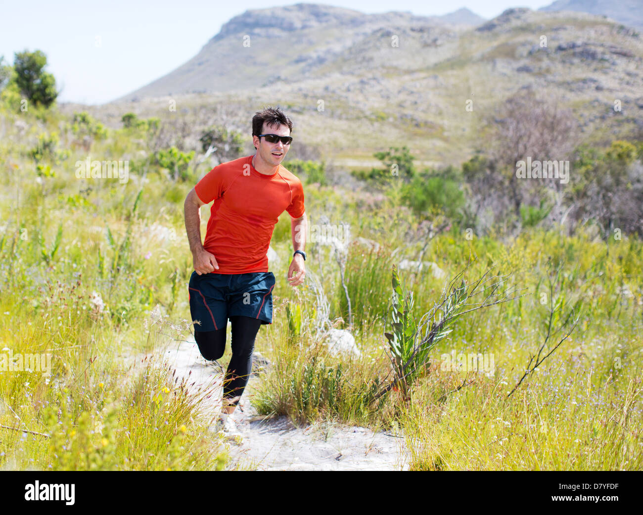 Man running on dirt path Banque D'Images