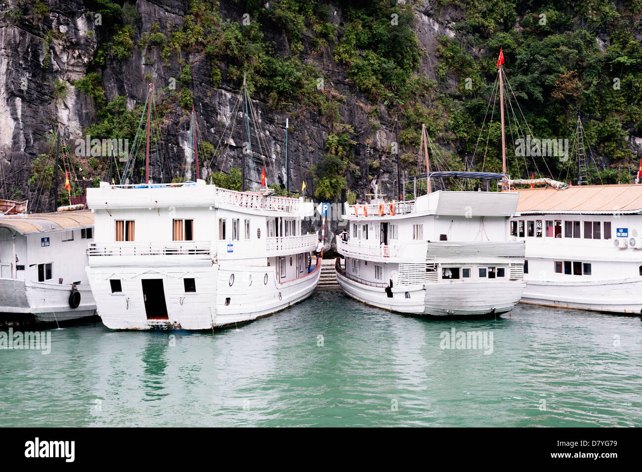La baie d'Ha Long, Vietnam - bateaux de croisière touristique Banque D'Images