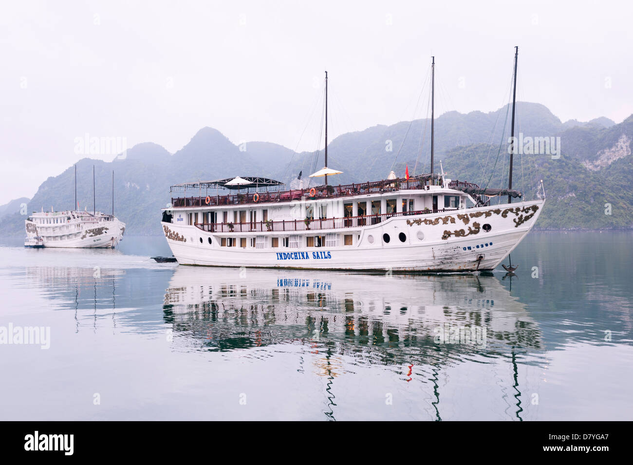La baie d'Ha Long, Vietnam - croisière touristique bateau amarré Banque D'Images