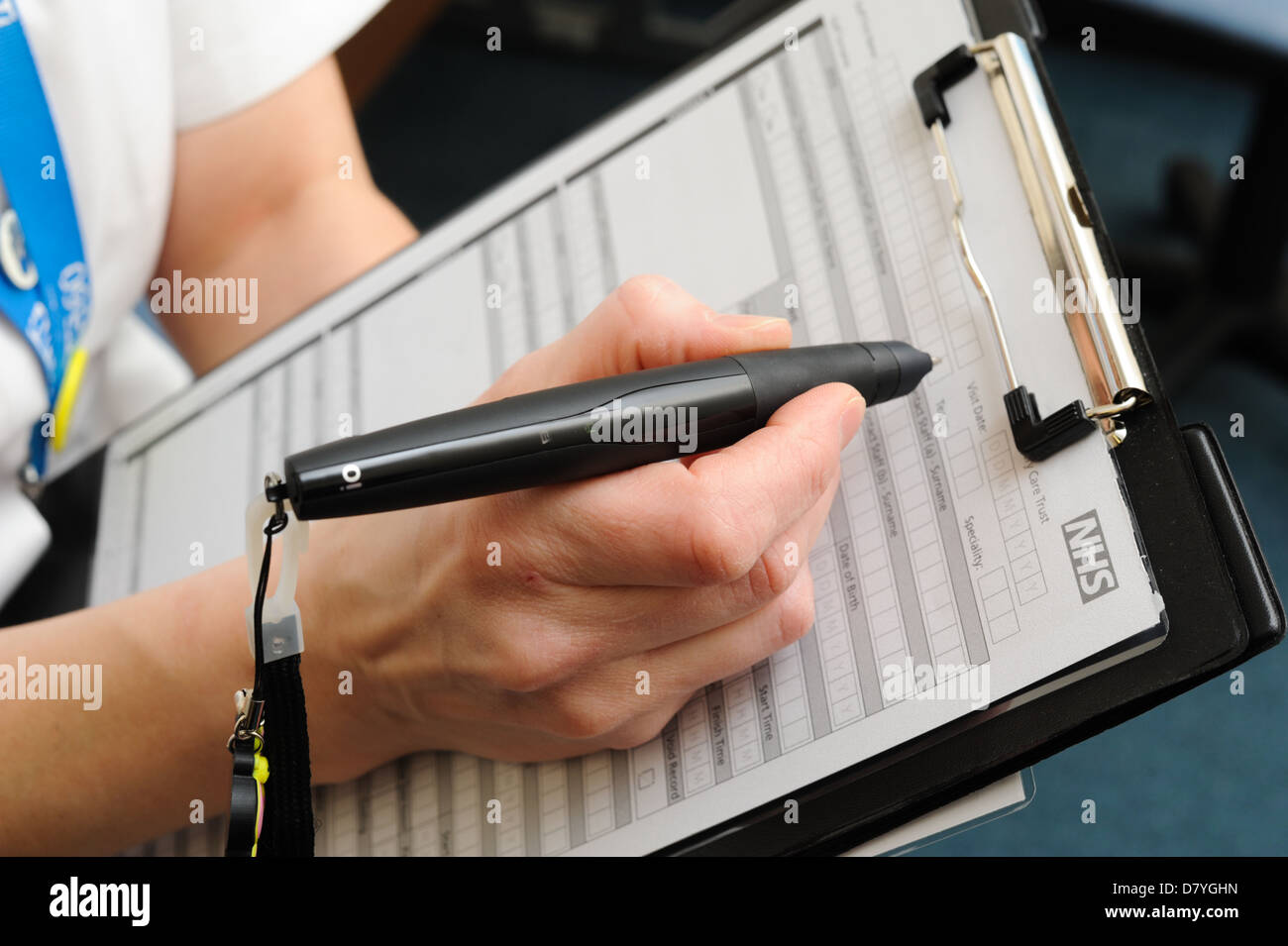 Infirmière remplissant un formulaire du NHS avec un stylo numérique Photo  Stock - Alamy