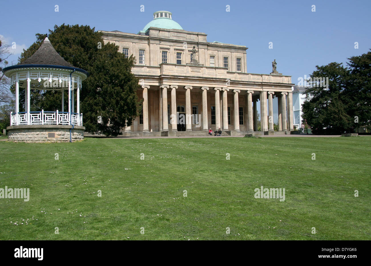 Kiosque du parc Pittville Pump room et Cheltenham GLOUCESTERSHIRE England UK Banque D'Images