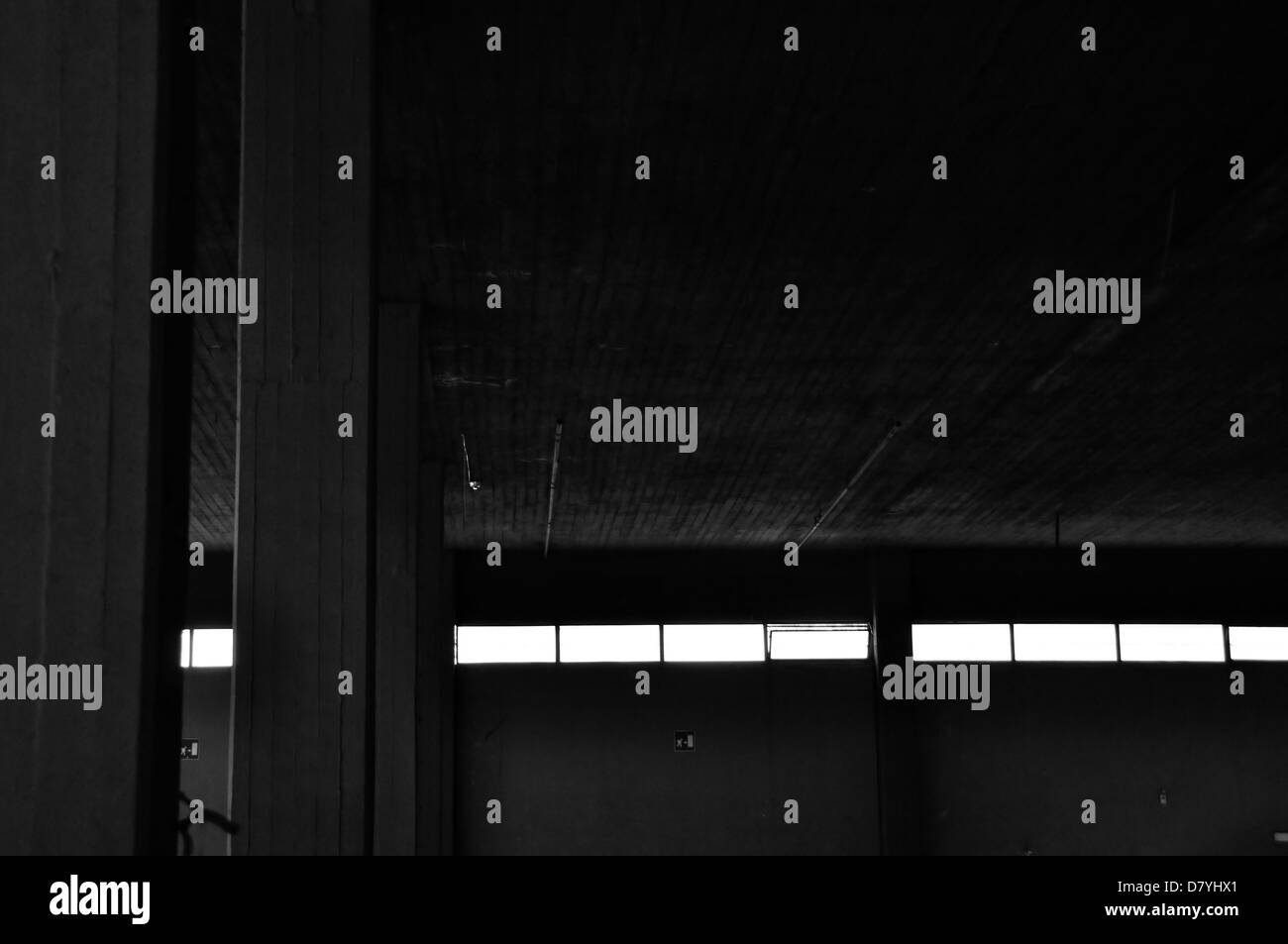 Mur en béton et le plafond dans le noir usine abandonnée. Noir et blanc. Banque D'Images