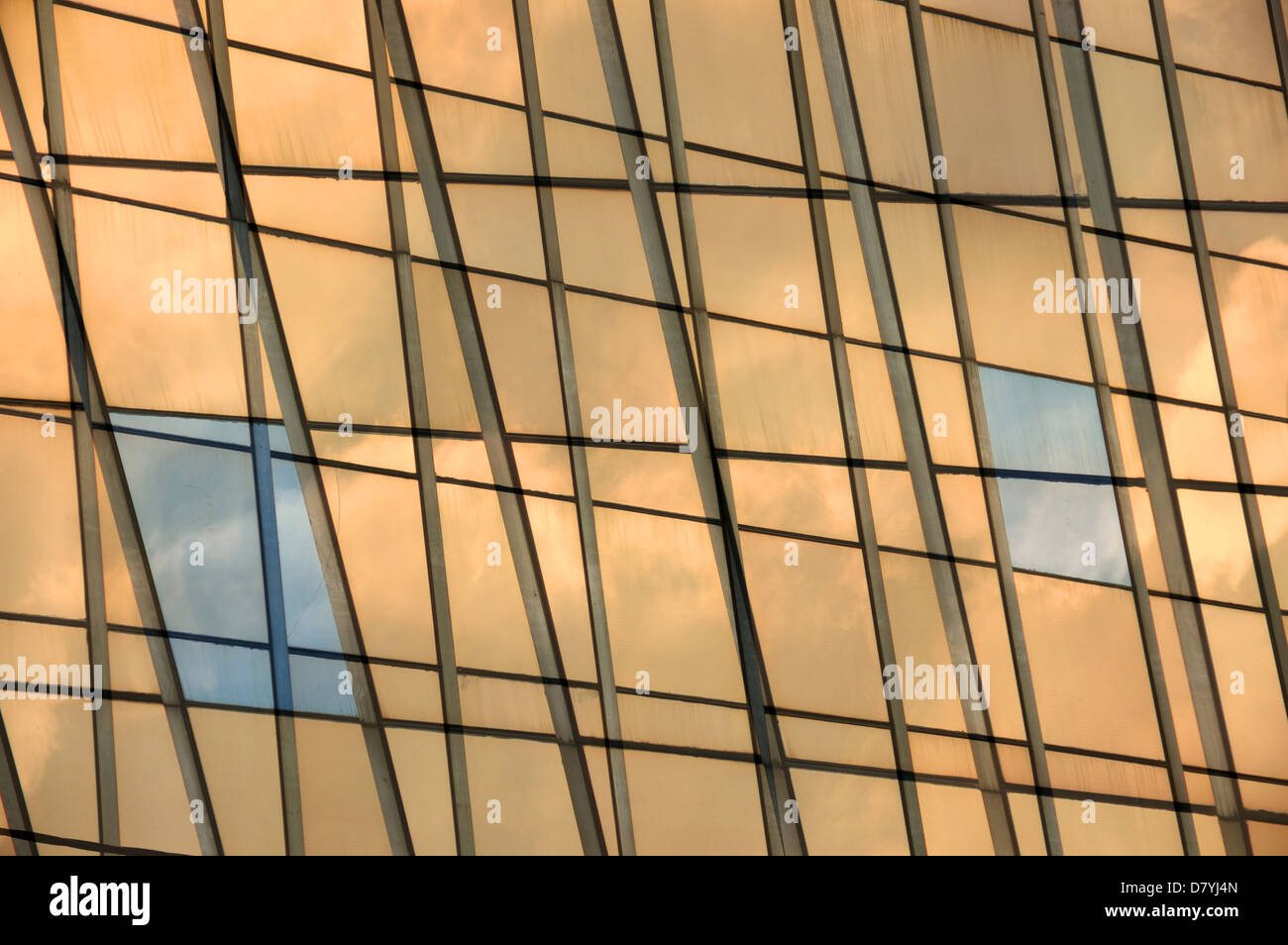 Bâtiment moderne façade panneau de verre, double exposition. Résumé Contexte windows. Banque D'Images
