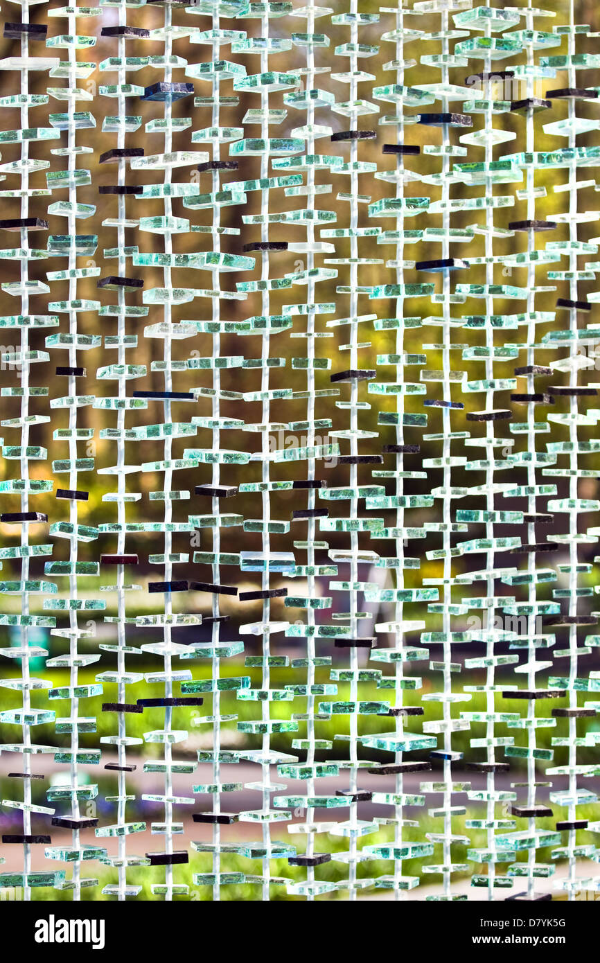 Rideaux avec des morceaux de verre dans le cadre d'un parc dans une œuvre Banque D'Images