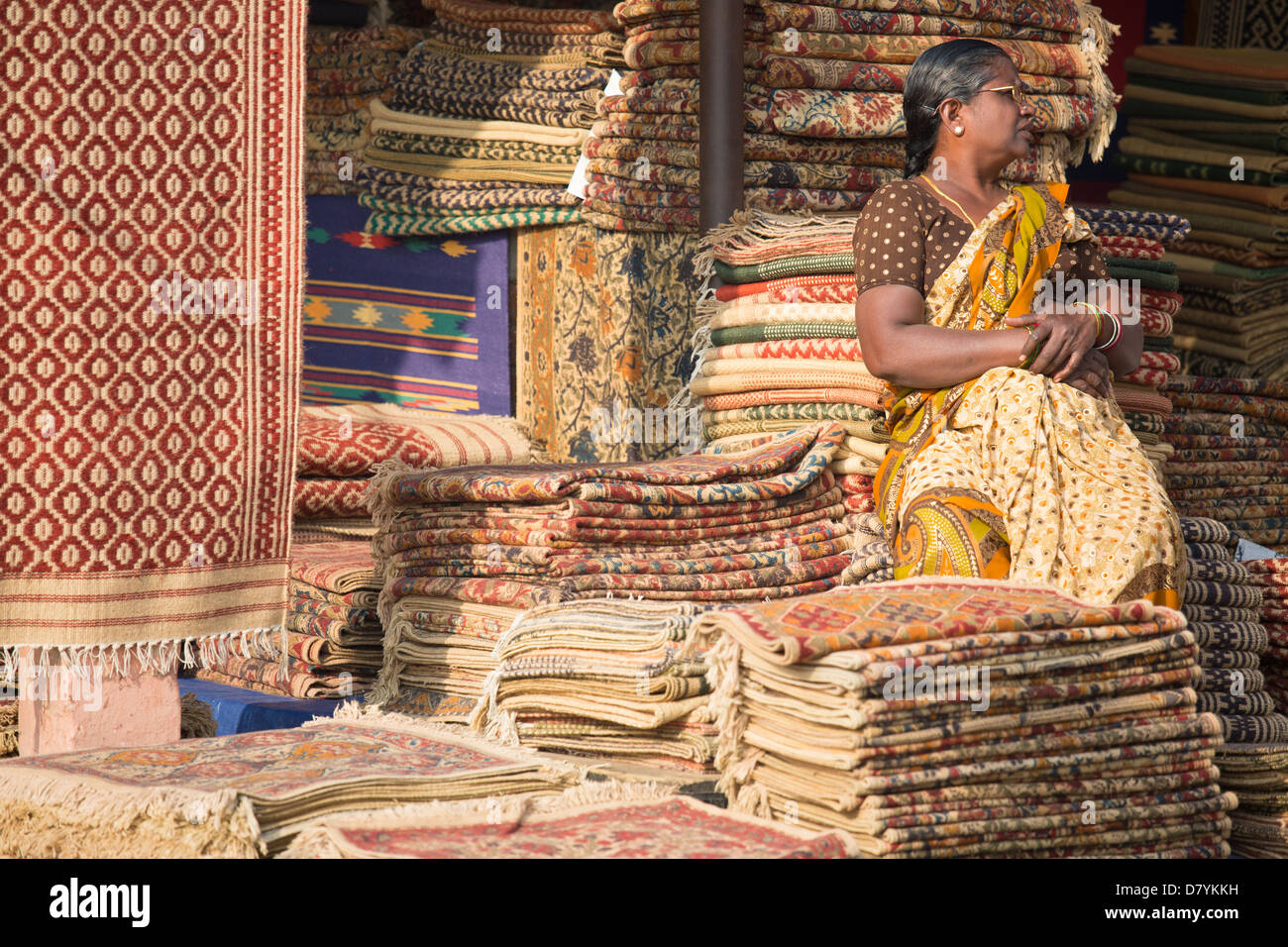 Femme vendant des tapis à Dili Hasm dans Delhi, Inde Banque D'Images