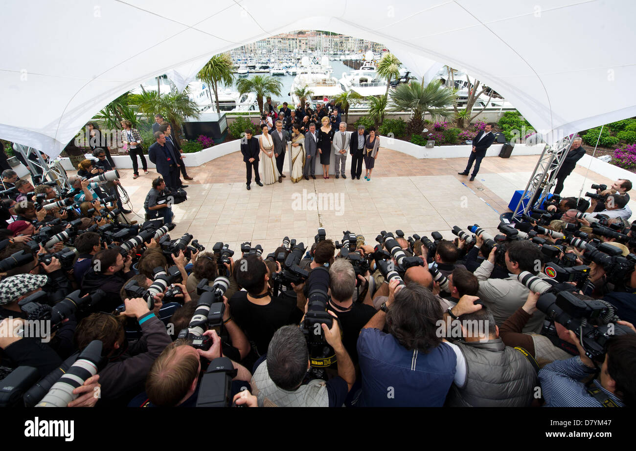 Cannees, France. 15 mai, 2013. Le jury de Cannes (de gauche à droite : Christian Mungo, Naomi Kawase, Christoph Waltz, Vidya Balan, Daniel Auteuil, Nicole Kidman, Stephen Spielberg, Ang Lee & Lynne Ramsey) posent devant les photographes. Photocall du Jury du Festival 66e Festival du Film de Cannes 2012 Palais du Festival, Cannes, France, 15 mai 2013 Crédit : James McCauley/Alamy Live News Banque D'Images