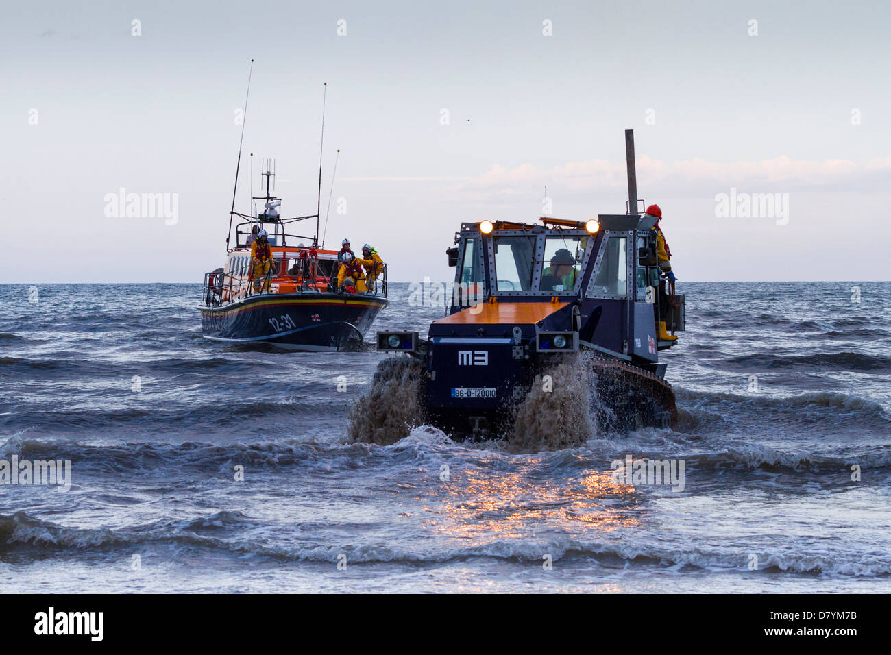 Clogher Head RNLI effectuer leurs exercices hebdomadaires dans la mer d'Irlande. Clogher dispose d'Irelands seule plage-lancé de sauvetage de la RNLI Banque D'Images