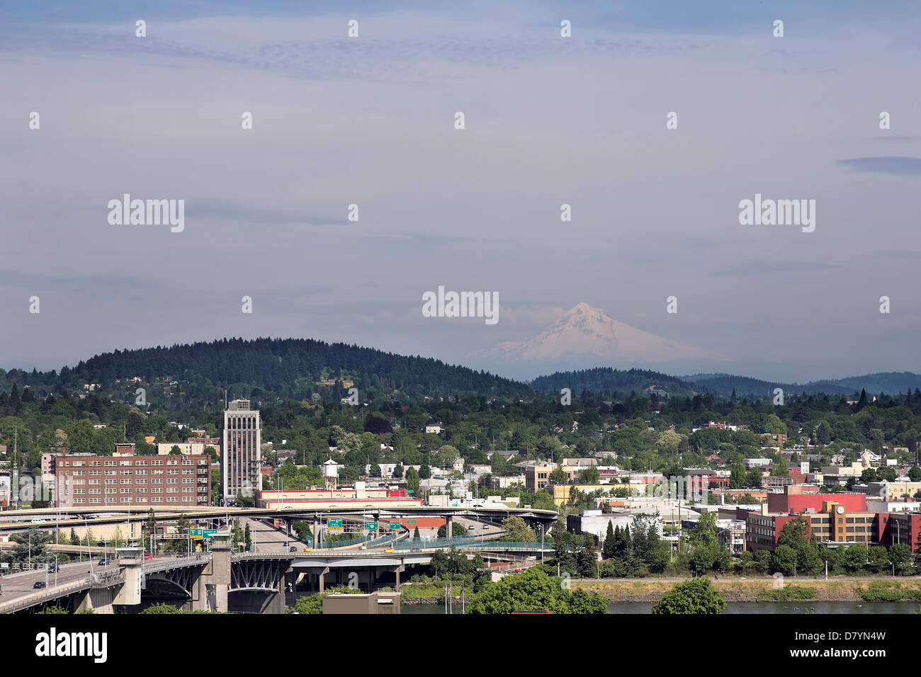 Le centre-ville de Portland (Oregon) avec le Mont Hood et la Willamette River View Banque D'Images
