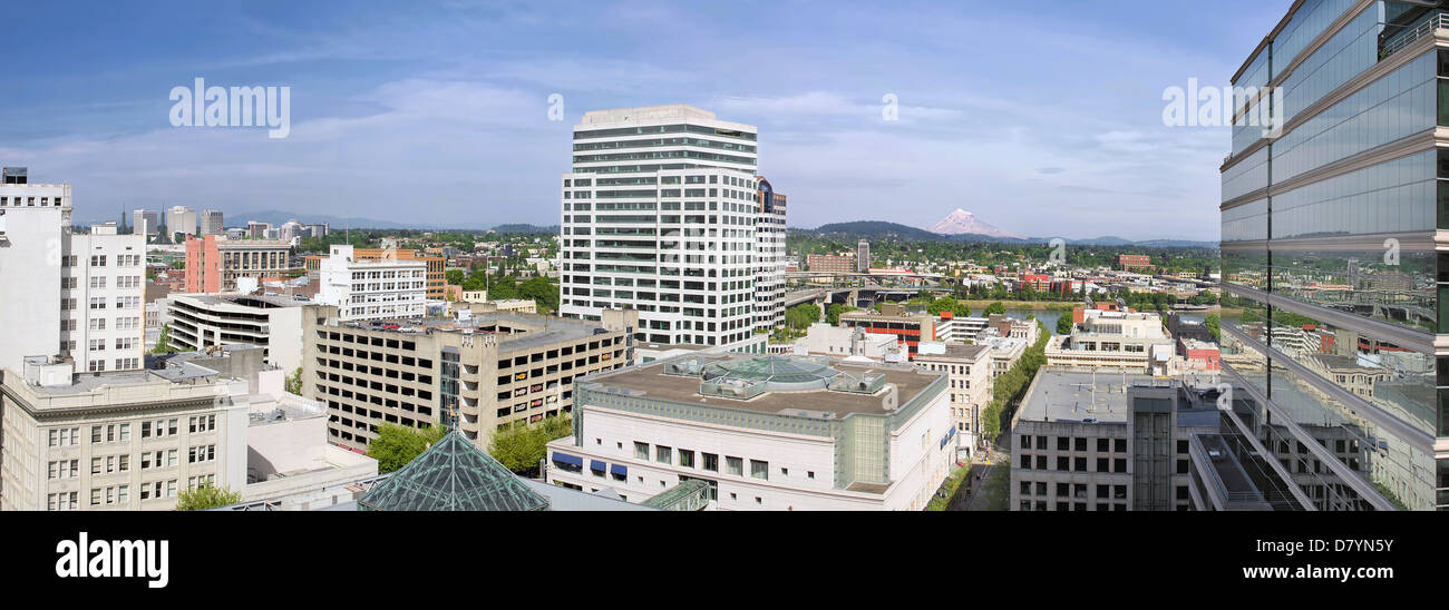 Le centre-ville de l'Oregon Portland Cityscape de Willamette River et Mt Hood Panorama Banque D'Images