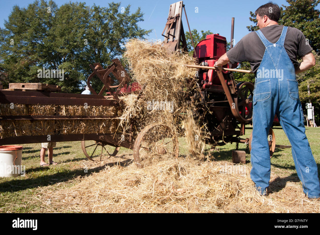 Une antique hay bailer en opération à SIMPSONVILLE, SC Banque D'Images