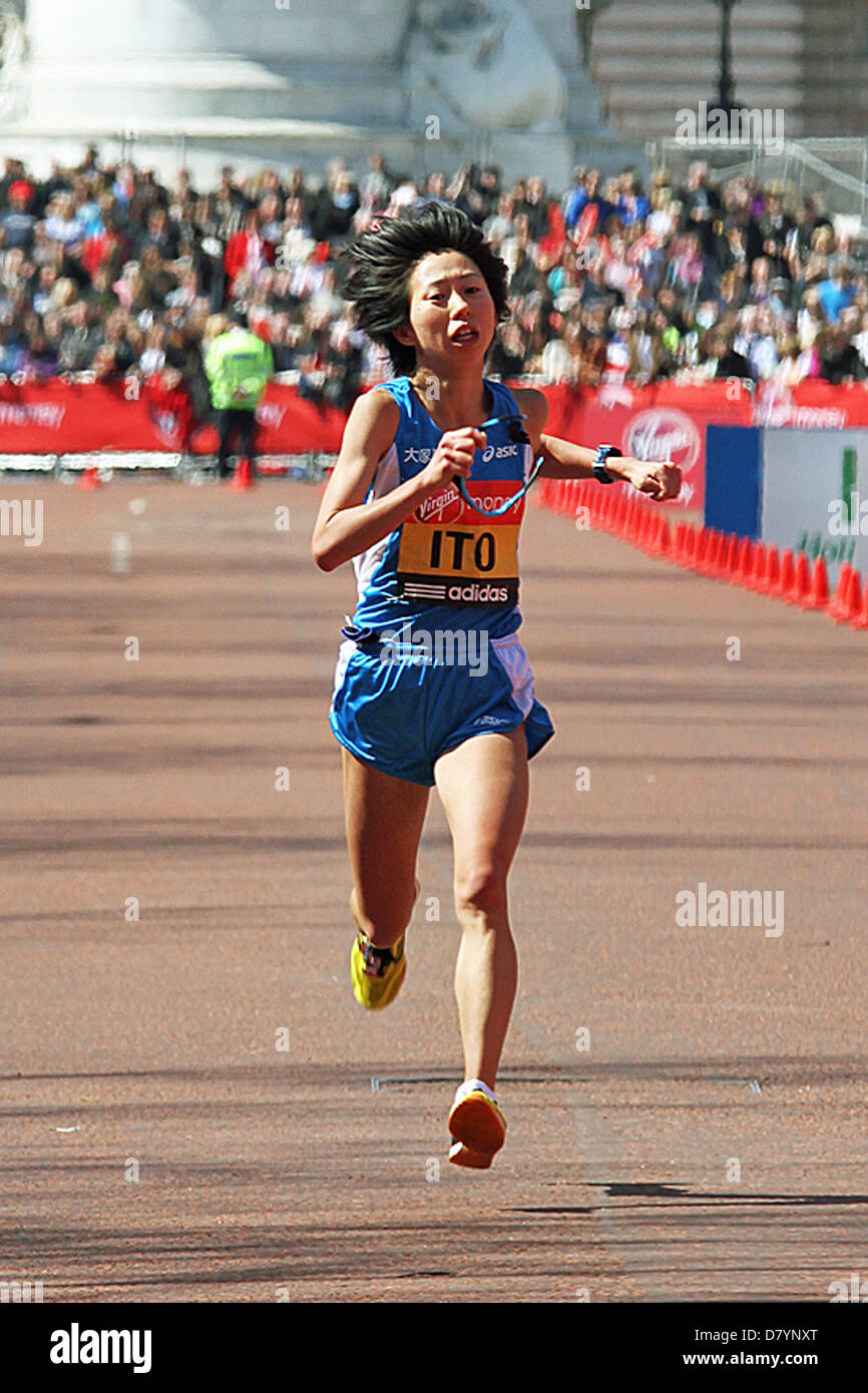 Mai Ito du Japon se termine le marathon de Londres 2013 vierge Banque D'Images