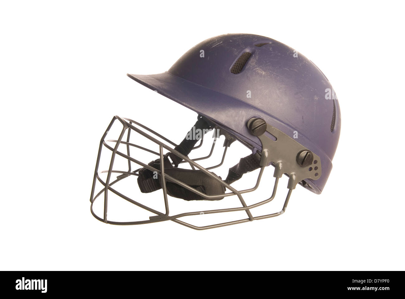 Casque de cricket anglais sur fond blanc avec protection avant pour protection Banque D'Images