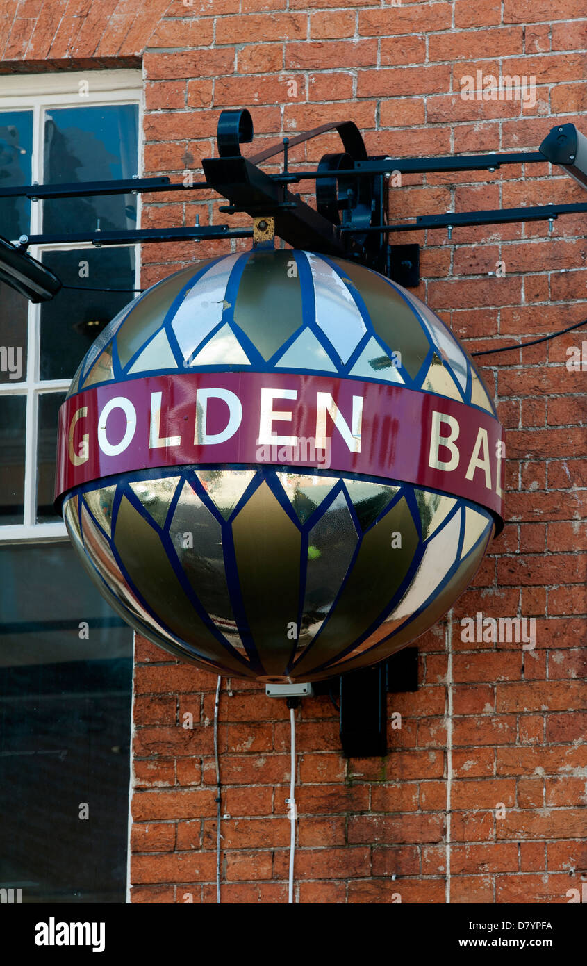 Golden Ball enseigne de pub, Bridgwater, Somerset, England, UK Banque D'Images