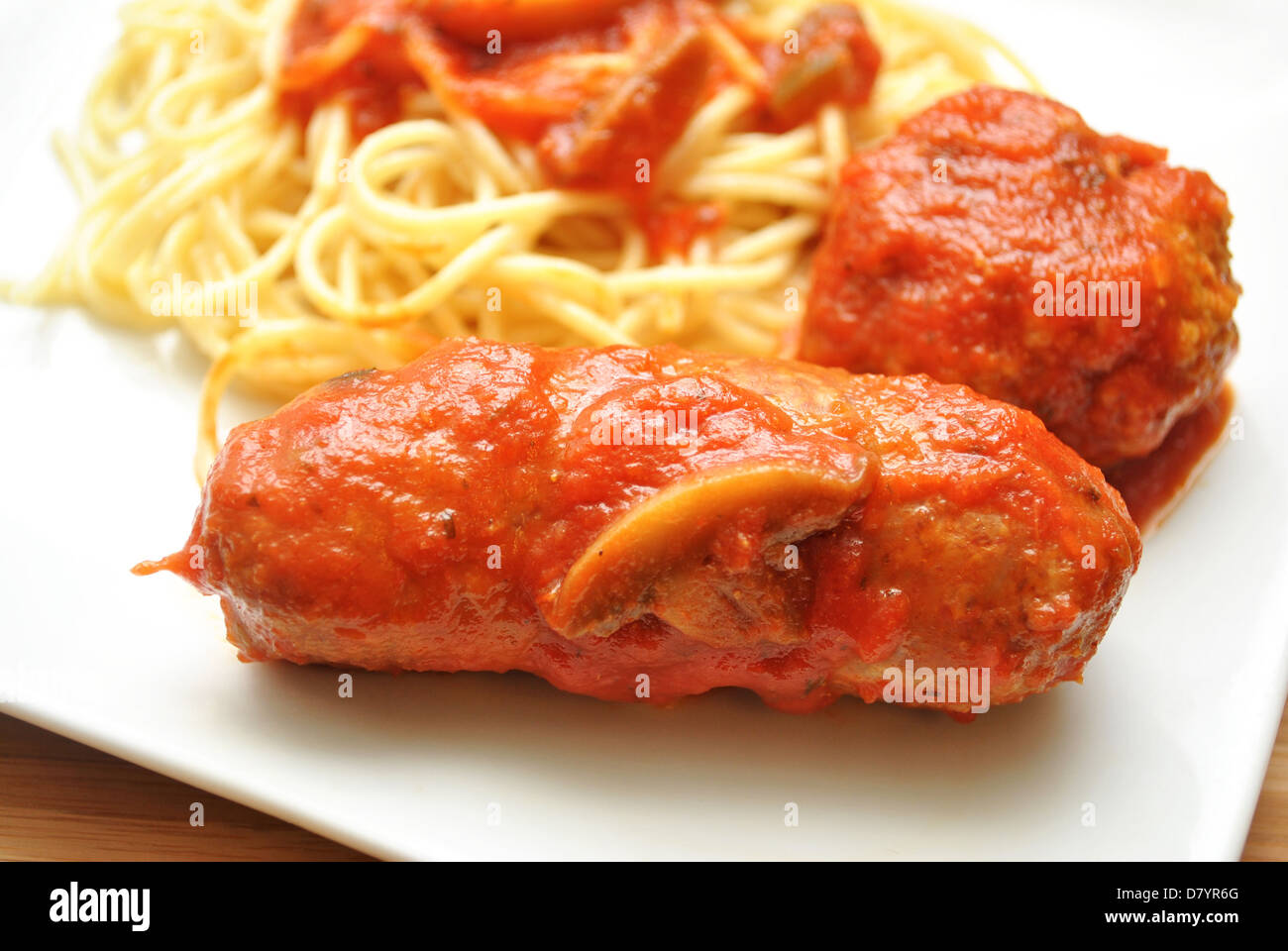 Saucisses et Meatball sur le côté de spaghetti Banque D'Images