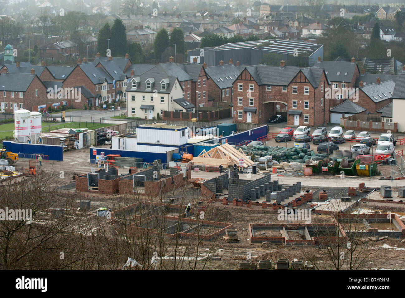Voir plus haut les nouvelles offres et demandes de logement en cours de construction (certaines maisons terminé et certains en cours de construction) - Guiseley, Leeds, West Yorkshire, GB, au Royaume-Uni. Banque D'Images