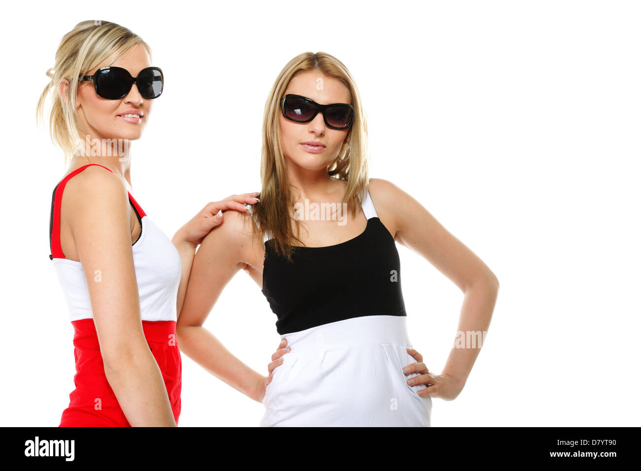 Deux belles femmes sexy fou dans des vêtements d'été et des lunettes. Studio shot isolé sur fond blanc Banque D'Images