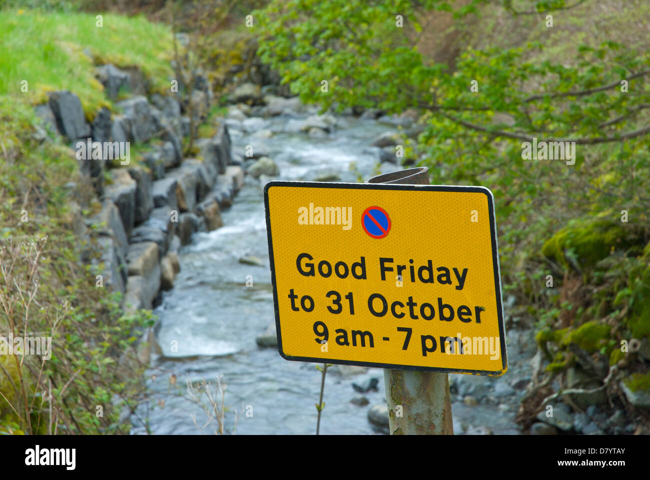Signe pour des interdictions de stationnement dans le Parc National du Lake District, Cumbria, Angleterre, Royaume-Uni Banque D'Images