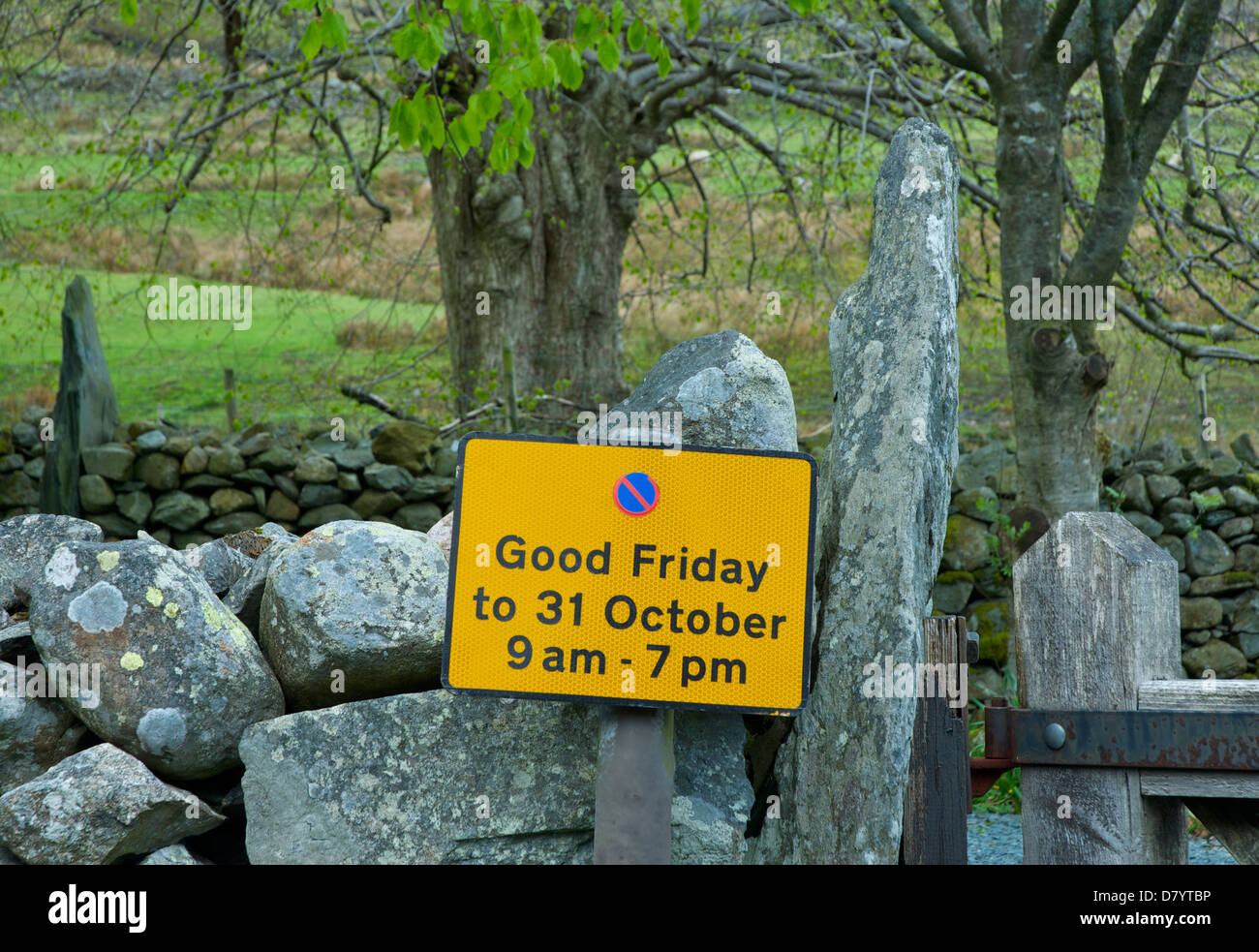 Signe pour des interdictions de stationnement dans le Parc National du Lake District, Cumbria, Angleterre, Royaume-Uni Banque D'Images