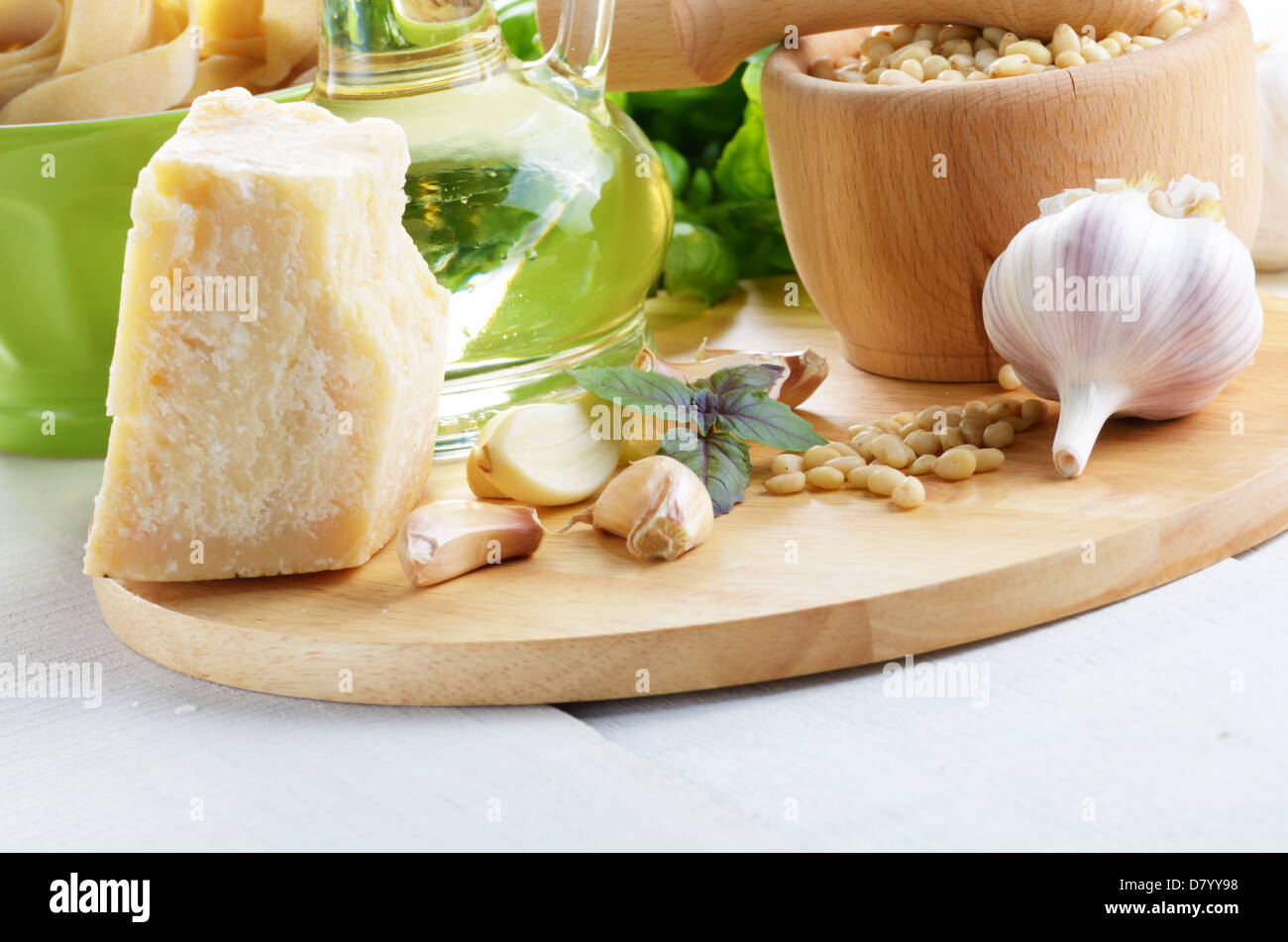 Ingrédients pour les pâtes pesto sur table de cuisine blanche Banque D'Images