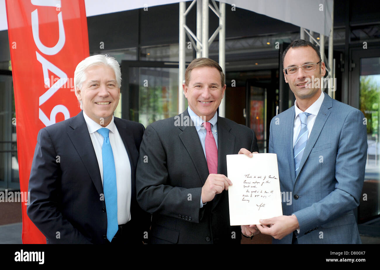 Juergen Kunz (L-R), chef d'Oracle Allemagne, Mark Hurd, Président d'Oracle, et Hannes Haefele, Directeur des Ventes chez Oracle, posent devant un hôtel, dans lequel la Conférence Oracle CloudWorld est tenu, à Munich, Allemagne, le 15 mai 2013. Le groupe de haute technologie Oracle s'attend à ce que l'explosion des volumes de données dans les années à venir pour promouvoir l'entreprise avec les solutions informatiques d'Internet massivement. Photo. Peter Zschunke Banque D'Images