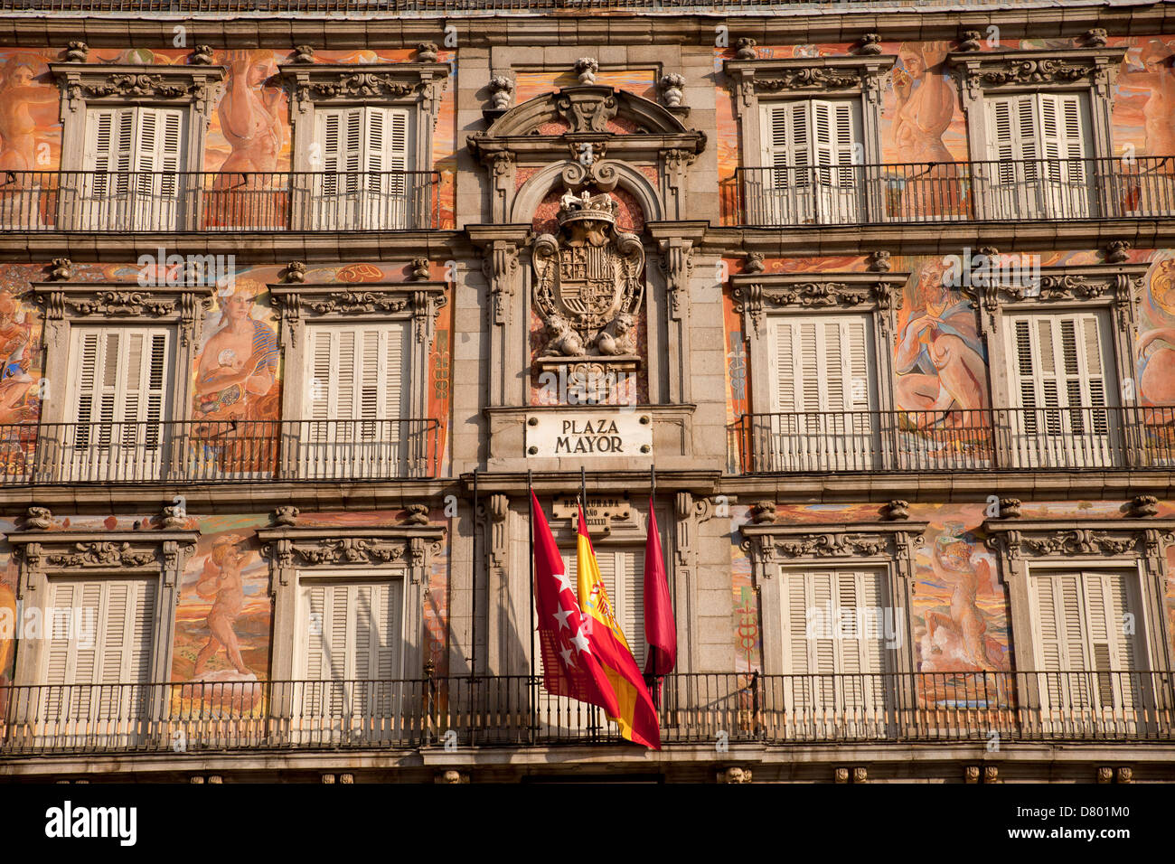 Façades colorées et des balcons sur la place centrale Plaza Mayor, Madrid, Spain, Europe Banque D'Images