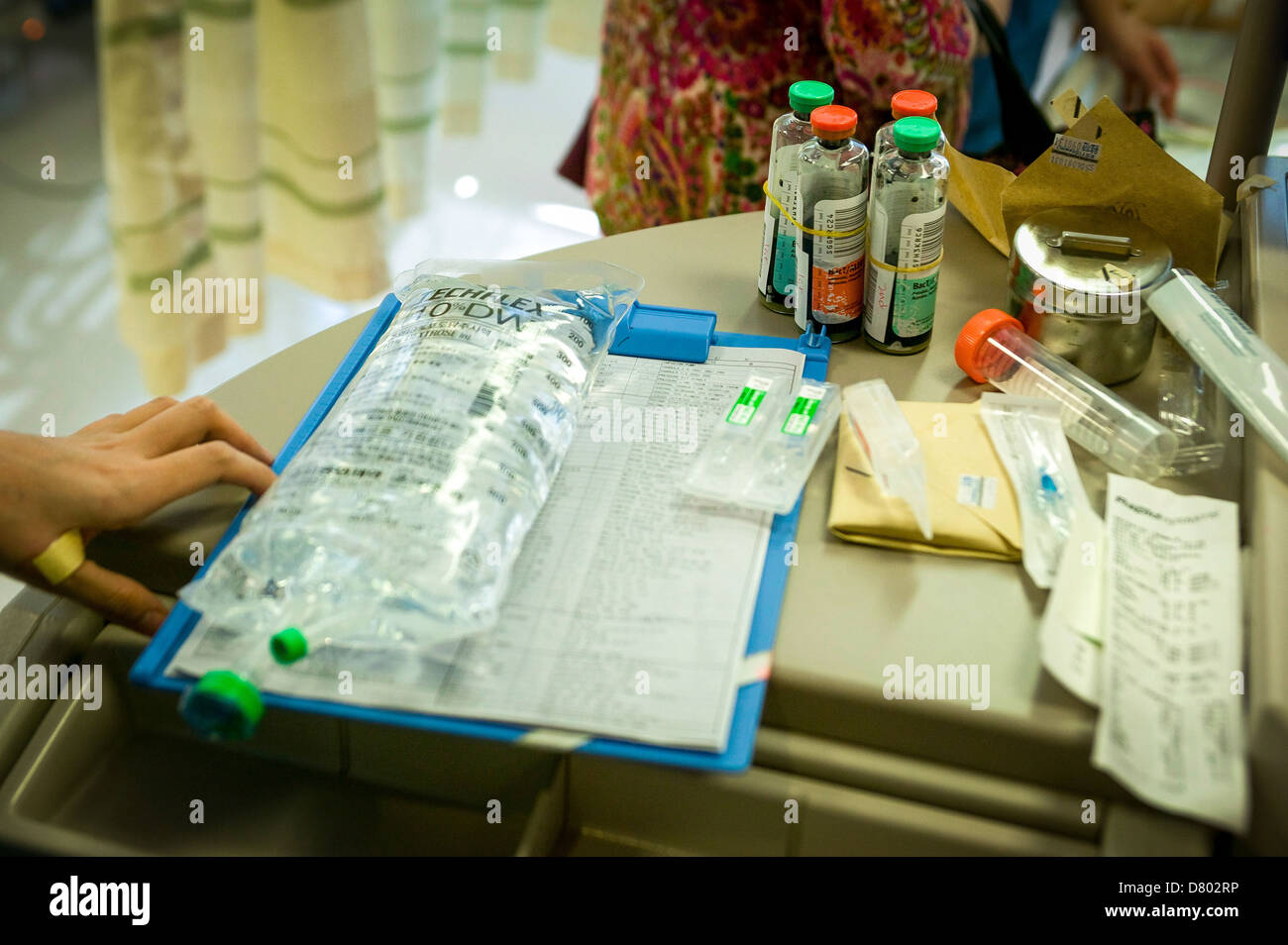 Le lactate de sodium, également connu sous le nom de solution de Hartmann, est préparé pour perfusion intraveineuse à un programme intensif d'unité. Banque D'Images