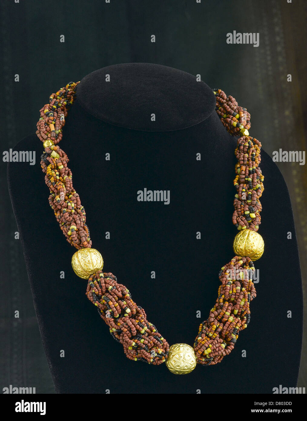 Collier de perles colorées décorées par l'or Banque D'Images