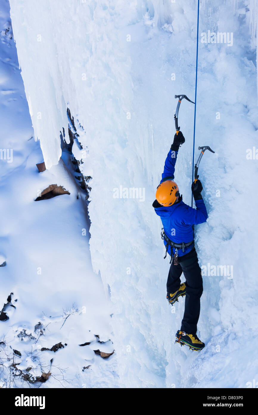 Caucasian climber scaling glacier Banque D'Images