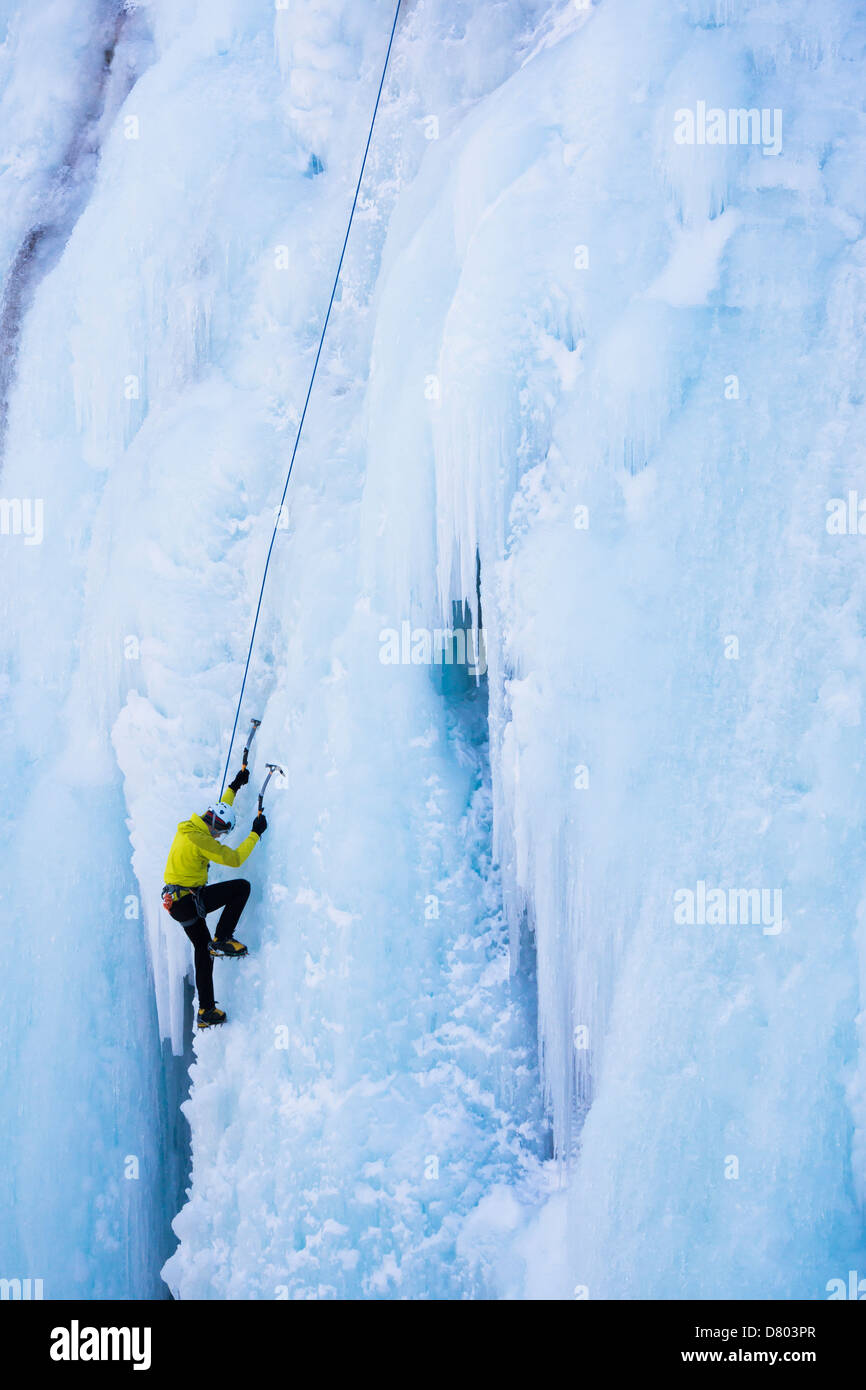 Caucasian climber scaling glacier Banque D'Images