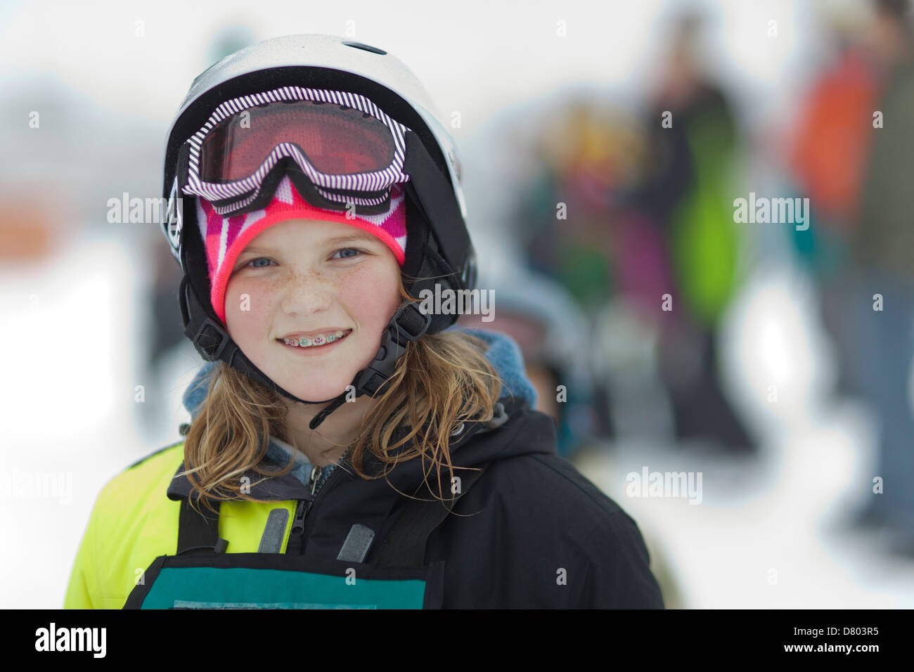 Caucasian girl wearing ski gear in snow Banque D'Images