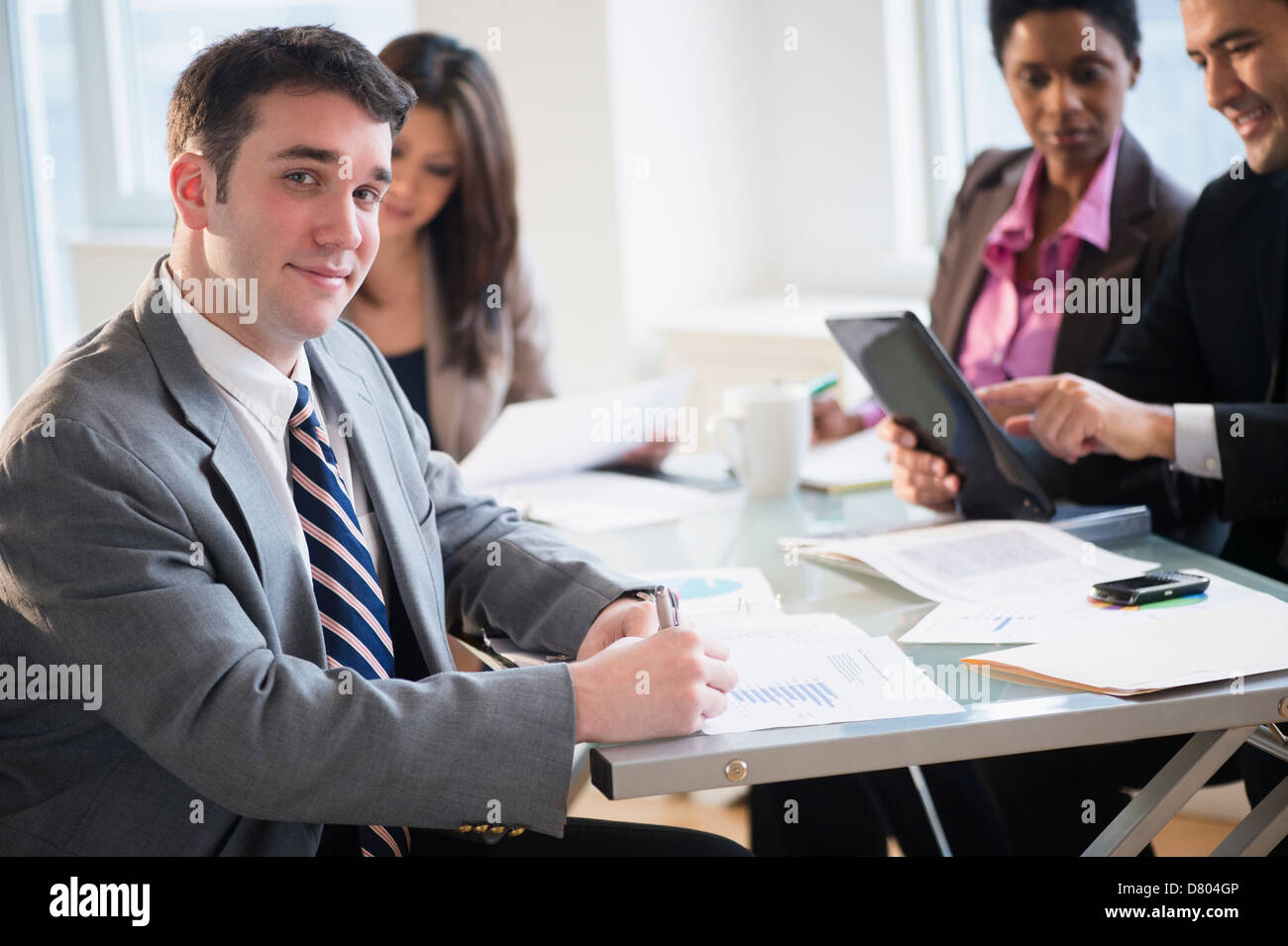 Businessman smiling in meeting Banque D'Images