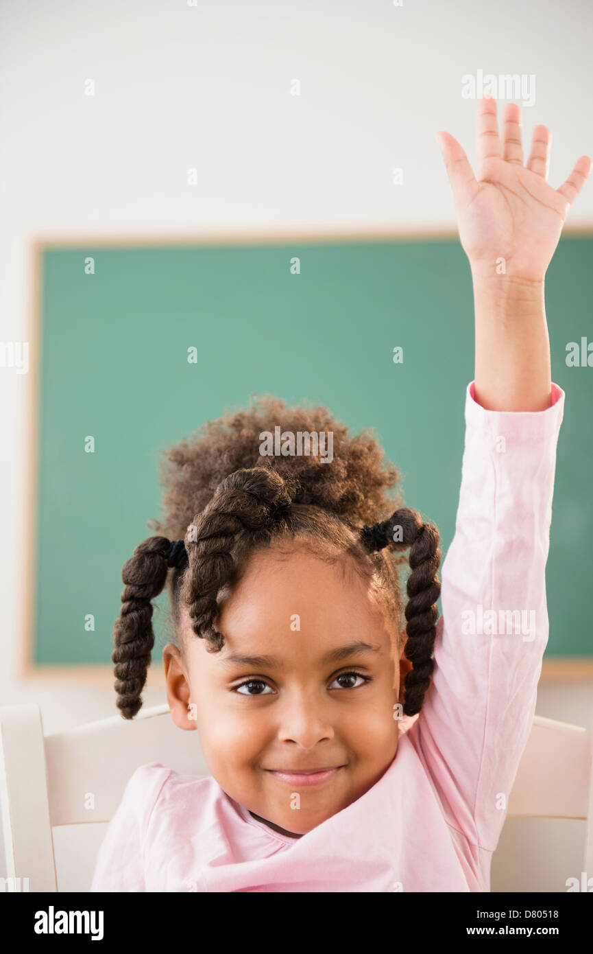 African American girl levant la main en classe Banque D'Images
