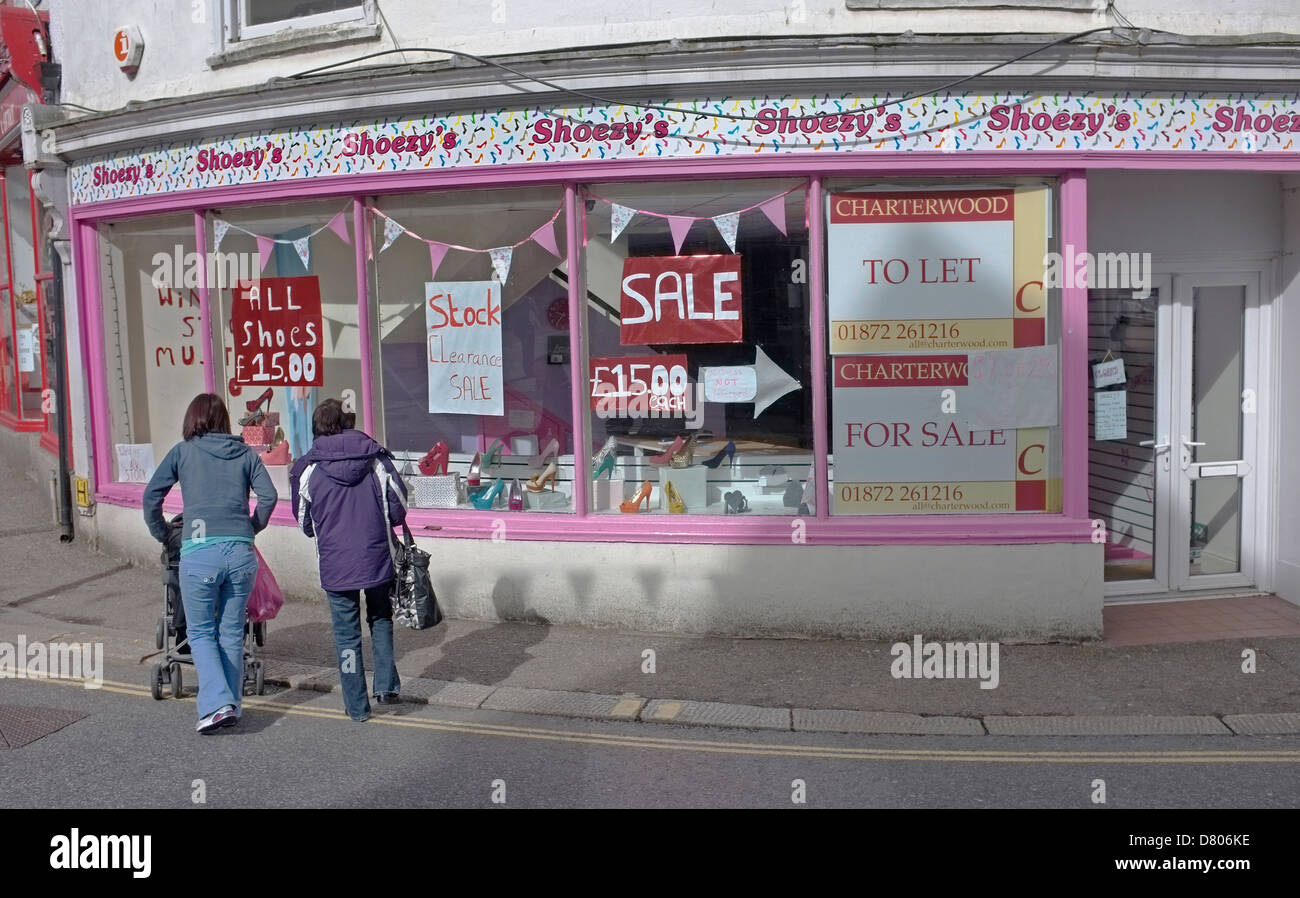 Un magasin de chaussures à Falmouth, Royaume-Uni ayant une fermeture vente Banque D'Images